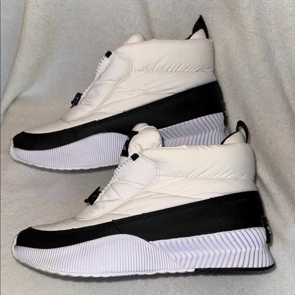 Sorel White & Black Quilted Boots - Size 10